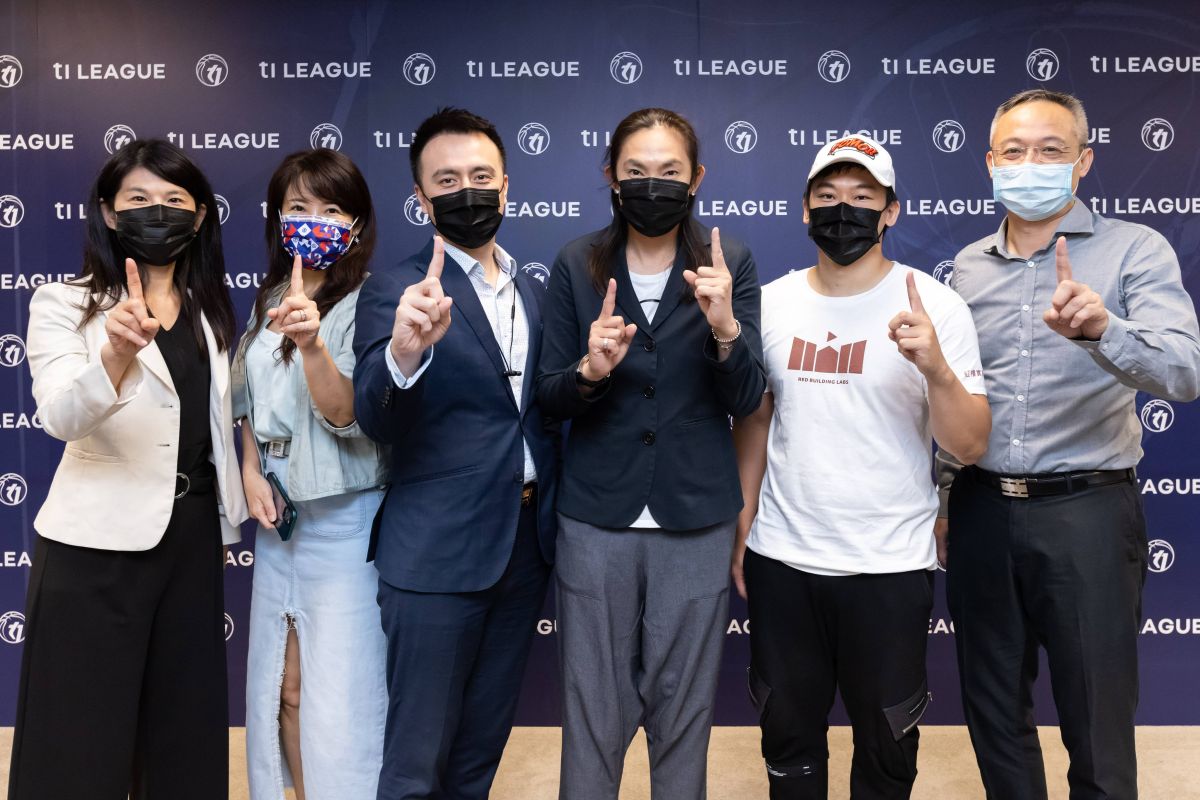 ▲雲豹能源跨領域成立職籃「雲豹隊」，並加入T1聯盟，(左起)雲豹隊領隊康小玲、雲豹能源公關長蔡沁瑜、雲豹能源發言人張建偉、T1聯盟會長錢薇娟、紅樓資本共同創辦人楊曜陽、輔大助理教授陳麒文博士。（圖／雲豹能源提供）