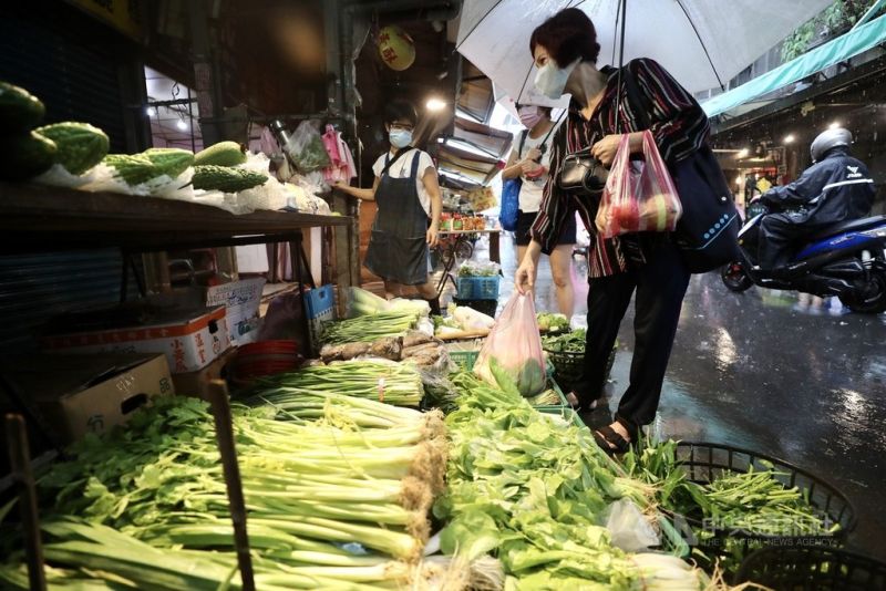 ▲農委會官網台北果菜批發市場今天整體蔬菜交易均價每公斤55.5元，持續微幅攀升，市場買氣卻更旺。農糧署說，豪雨過後又逢普渡需求增所致，僅次於105年霸王寒害史上最高56.1元。（圖/中央社）