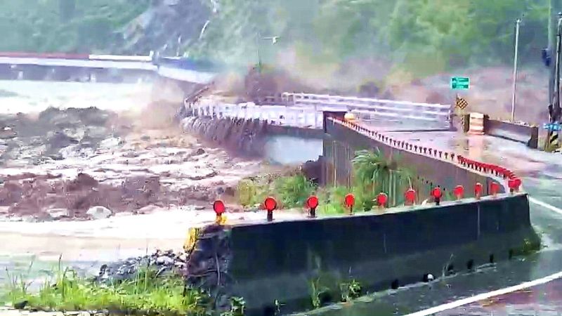 ▲台20線明霸克露橋被沖斷。（圖／翻攝畫面）