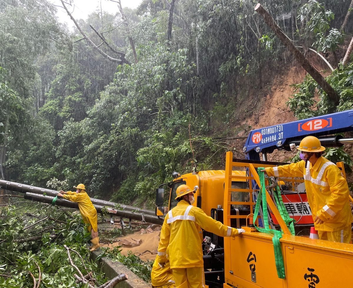 ▲台電鳳山區營業處深入高雄市桃源區等山區全力搶修停電事故。(圖／台電鳳山區營業處提供)
