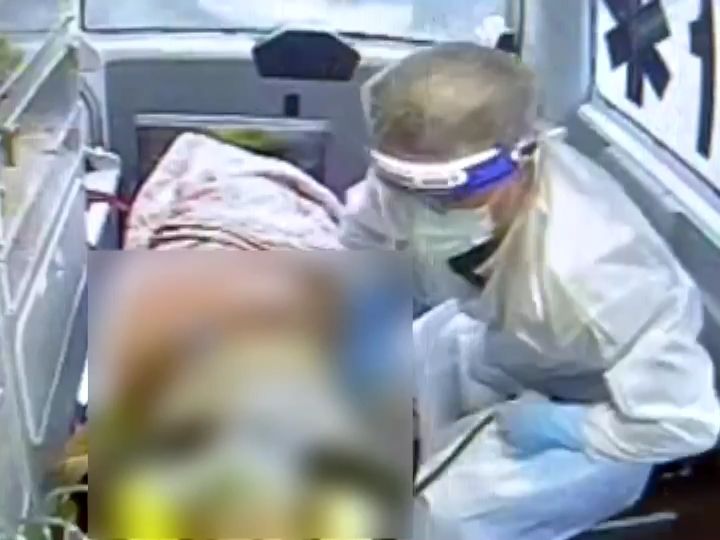 ▲女子墜落地面上雖被路樹擋住，減少下墜力量，但落地後已無意識，經消防人員緊急送醫急救後，仍在下午3時36分宣告不治。（圖／記者李春台翻攝）