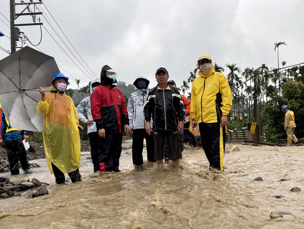 ▲縣長潘孟安至各地巡視災情，要求盡快調派重機具排除，使路暢通。（圖／屏東縣政府提供, 2021.08.07）