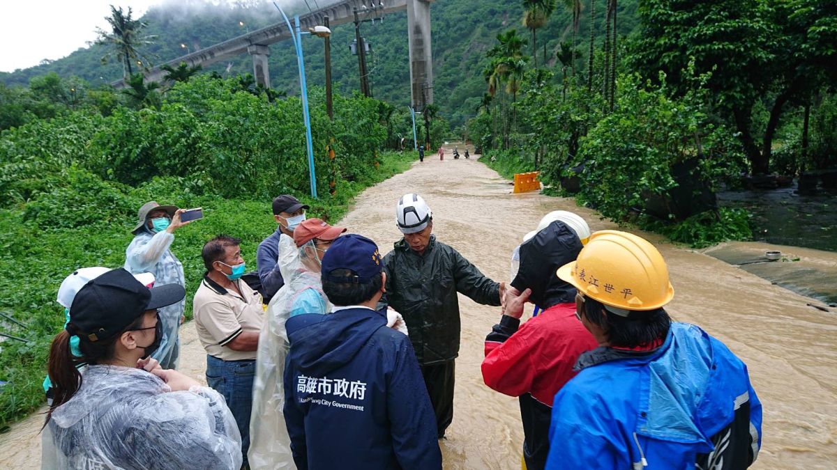 ▲高雄副市長史哲、原民會主委阿布斯等人今天一大早就前往茂林區勘災。（圖／截自史哲臉書）