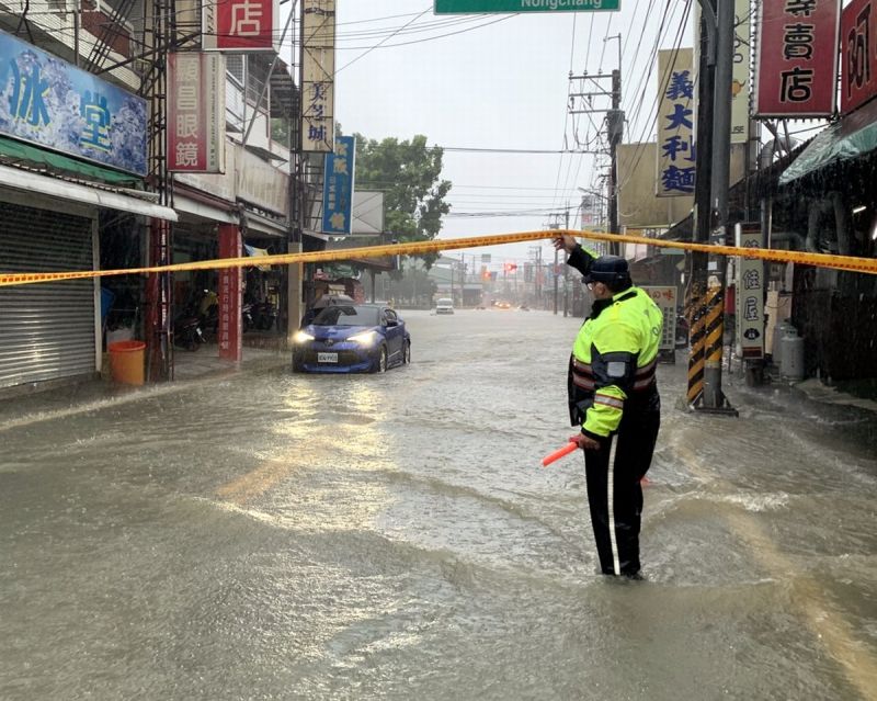 屏科大路口淹水未退　員警持續管制　消防局救援受困民眾
