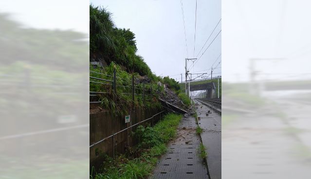 ▲今（7）日受到豪雨影響，台灣高鐵台中至苗栗路段，出現邊坡滑動、土石入侵情形。（圖／台灣高鐵提供）