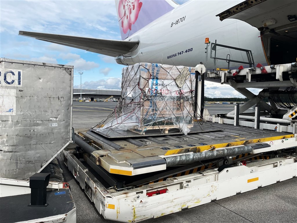 ▲政府採購的10萬劑莫德納疫苗，今（8）日凌晨從盧森堡起飛，下午3時多抵達桃園機場。（圖／取自蘇貞昌臉書）