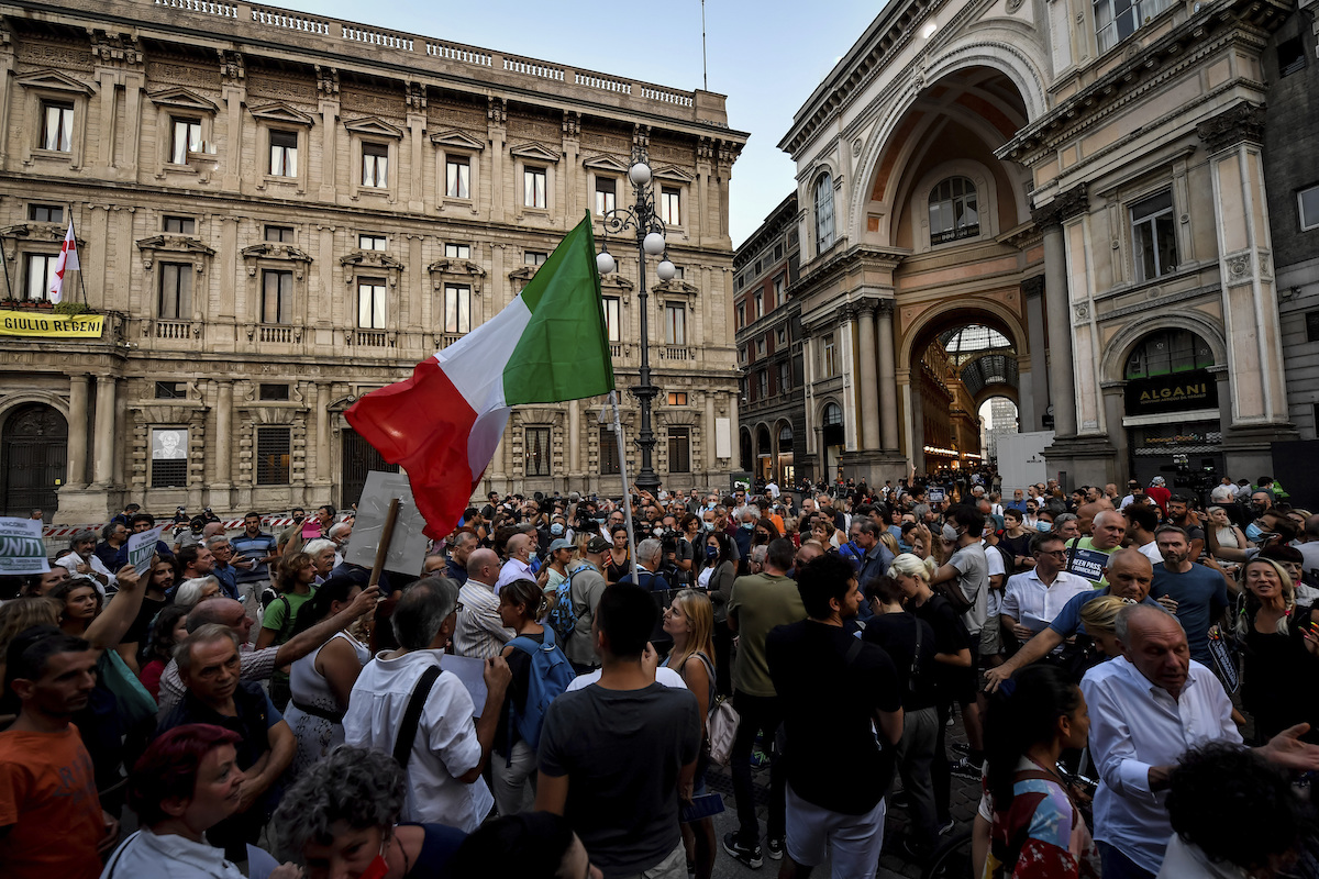 ▲義大利祭出新防疫措施，民眾必須持有綠色通行證才能參加室內活動等，不滿這項措施的數千名義大利民眾今天在多個城市上街抗議。資料照。（圖／美聯社／達志影像）