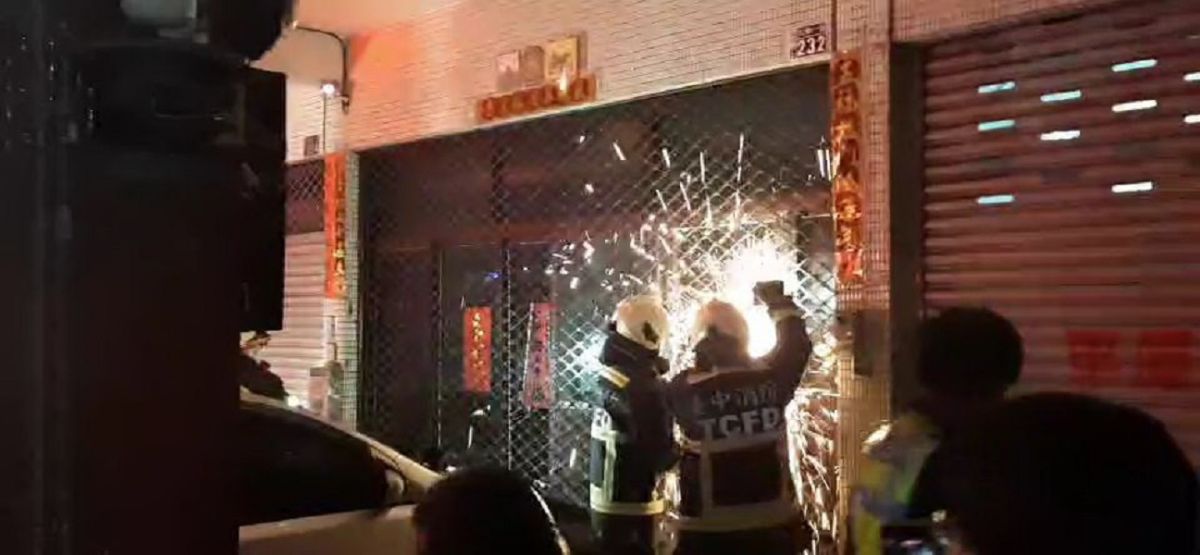 ▲消防隊員切割破門，掩護員警從三樓進入壓制黃男(圖/記者鄧力軍翻攝)