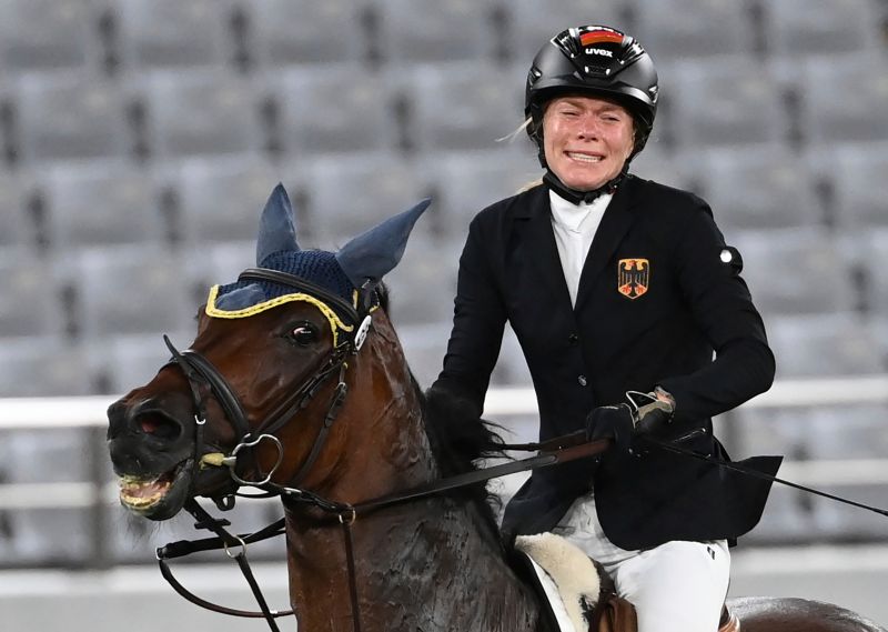 ▲德國現代五項選手史勒（Annika Schleu）在現代五項最後一個比賽馬術時，搭配到的馬匹不配合移動，痛失金牌，讓她在場上痛哭。（圖/美聯社/達志影像）