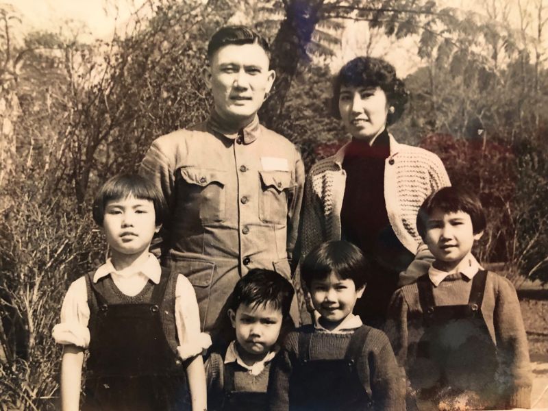 ▲前總統馬英九在父親節期間,於臉書上PO出過去與父母的全家福。