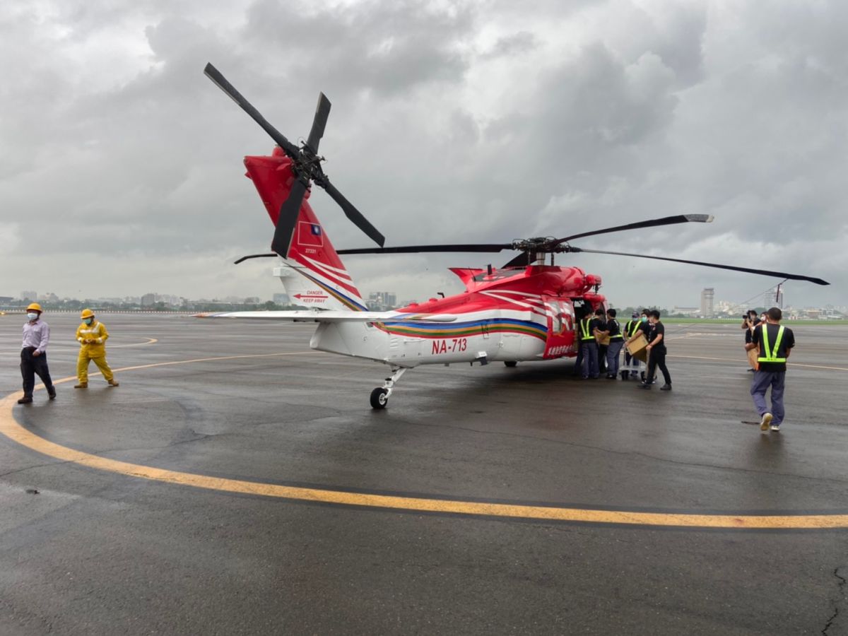 ▲載送物資的直升機在小港機場待命中，只要天氣狀況允許，立即將物資送進部落。（圖／高雄市政府提供）