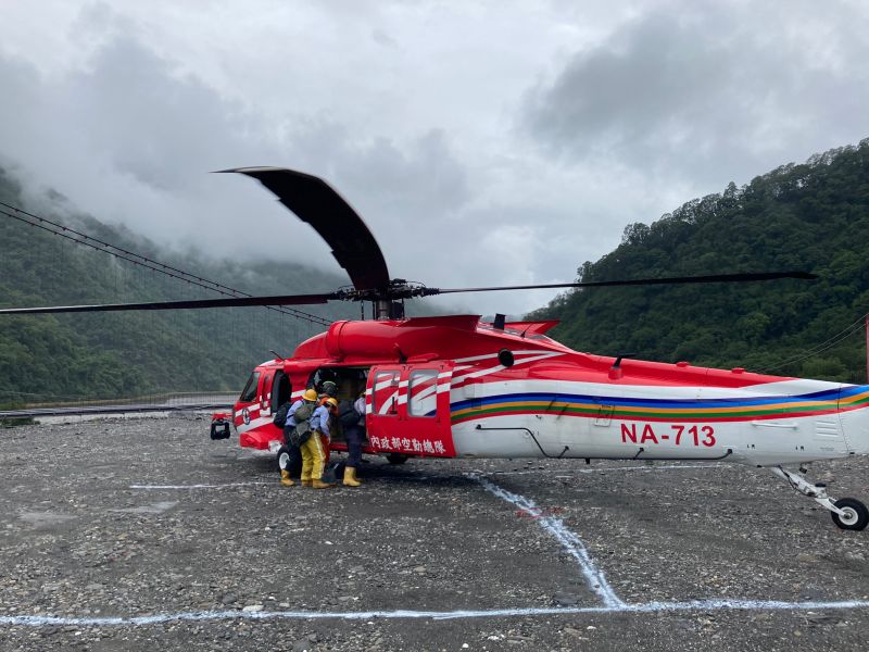 ▲載送救援物資的直升機在11點28分平安降落在桃源區樟山國小復興分校。（圖／高雄市政府提供）