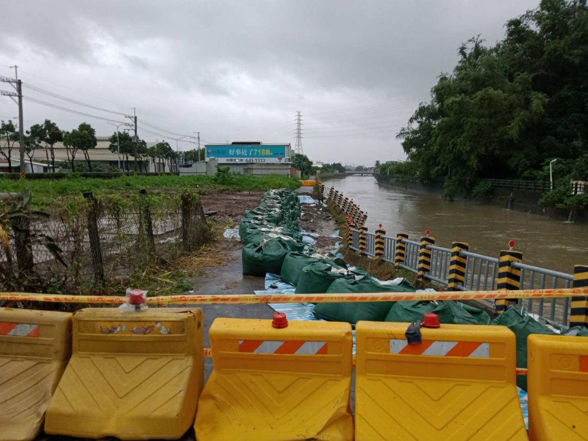 ▲西南氣流逐漸減弱，高市府水利局將加派搶修人員機具，搶修大寮區鳳林二路林園排水並堆置太空包124袋。（圖／高市府水利局提供）