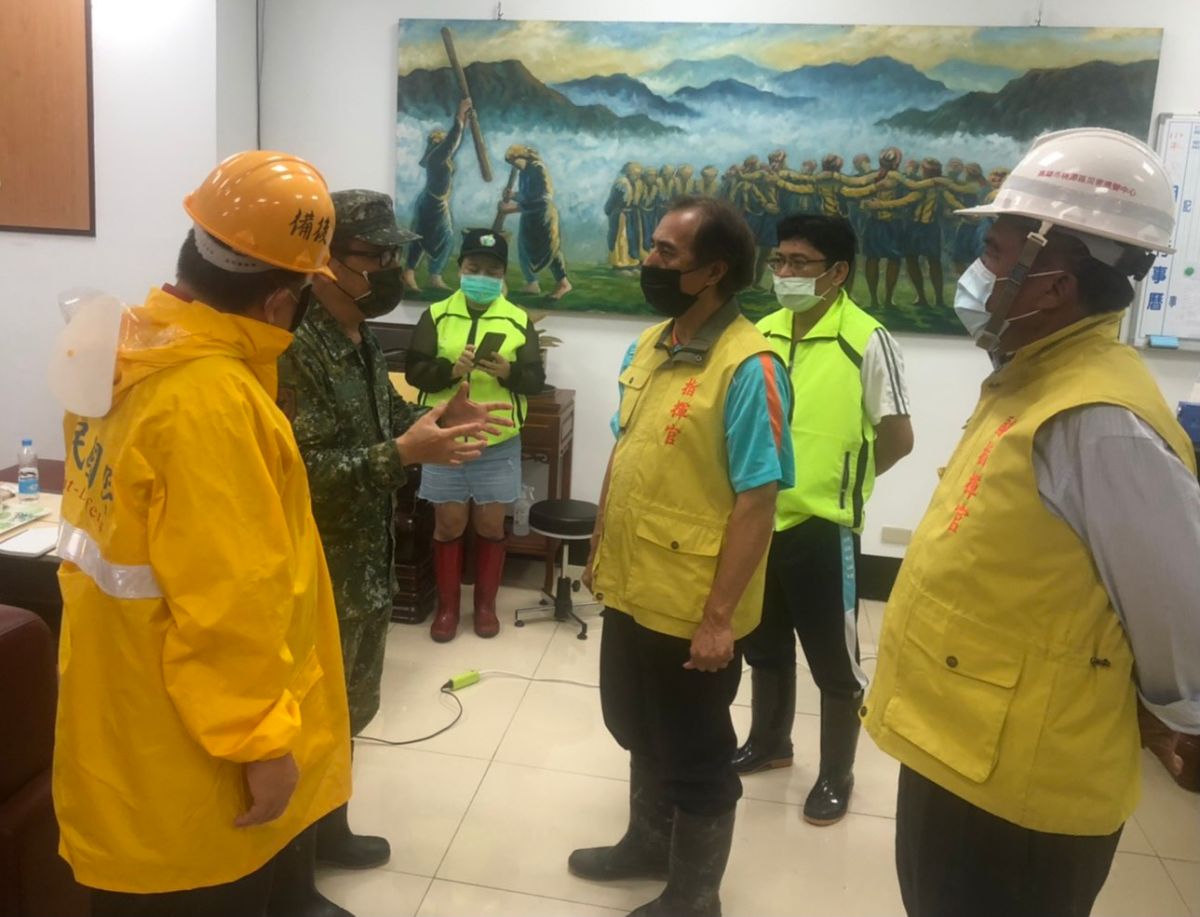 ▲第四作戰區指揮官傅正誠拜會桃源區長謝英雄研討災後復原工作，全力支援地方政府災害防救任務。（圖／第四作戰區提供）