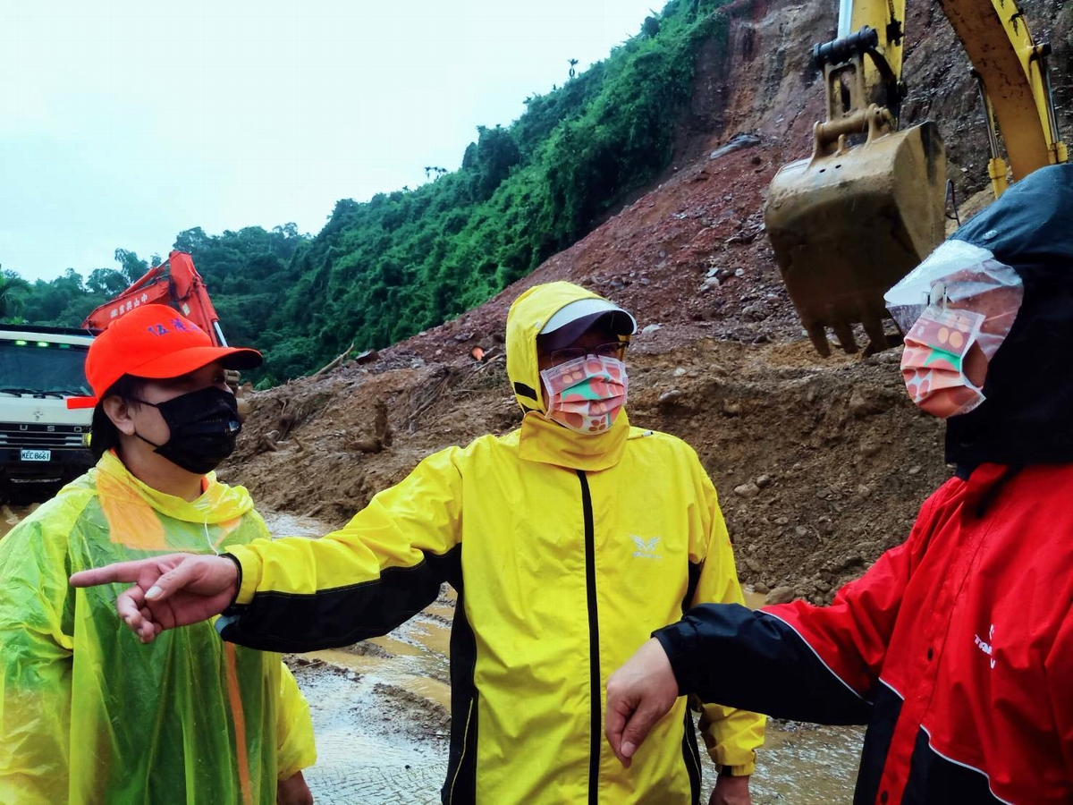 ▲屏東縣長潘孟安8日一早至各地巡視災情，連日大雨造成山區土石鬆動，相關單位搶通重要交通路段、恢復民生用電，並隨時留意當地居民生命安全。（圖／屏東縣政府提供, 2021.08.08）