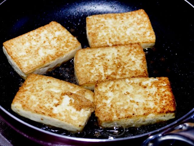 ▲煎豆腐就是一道常出現在餐桌的家常菜，就有女網友分享獨門烹飪方式，大讚「大人小孩都愛！」（示意圖／翻攝photoAC）