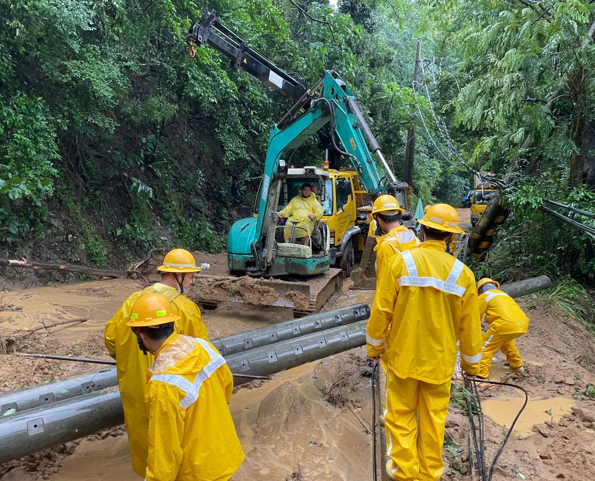 ▲台電鳳山區營業處深入高雄市桃源區寶來里及那瑪夏區全力搶修完成復電。(圖／台電鳳山區營業處提供) 
