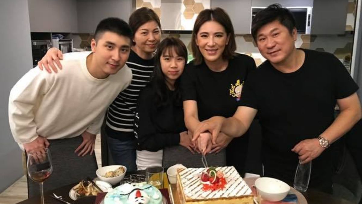 ▲小禎（右二）分享全家福照，網友卻放錯重點。（圖／胡小禎臉書）