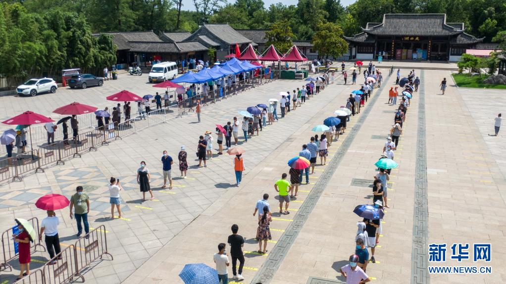 ▲目前揚州主城區已展開第四輪大規模核酸檢測，卻傳出有檢測站群聚感染。圖為揚州瘦西湖街道五亭社區篩檢站，非事發篩檢站。（圖／翻攝自《新華社》）