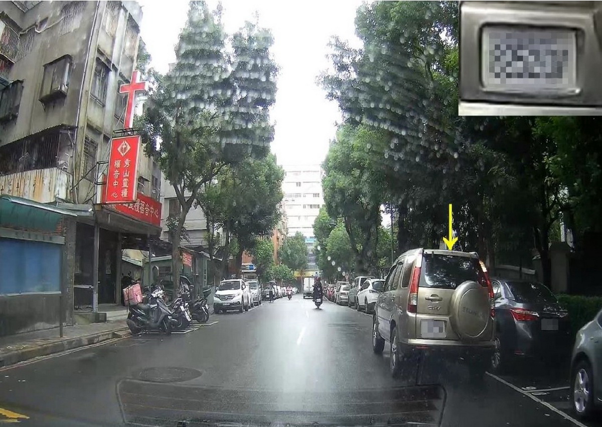 ▲新北市交通事件裁決處呼籲駕駛人勿貪圖一時之便，而任意併排停車，以免衍生交通事故吃上官司，害人損已又傷財。（圖／示意圖，新北市交通事件裁決處提供）