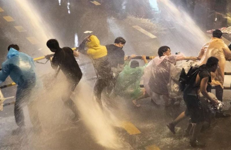 泰國示威者上街又遭水砲驅逐！再升級抗議內容一次看
