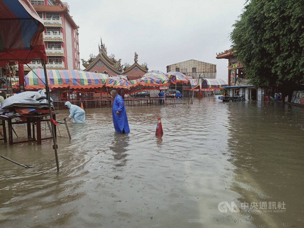 ▲西南風對流雲系影響，台南9日持續降雨，清晨出現較大雨勢，北門、將軍、七股、西港等4個行政區19處淹水，雨勢稍緩後已逐漸退水。（圖/中央社）