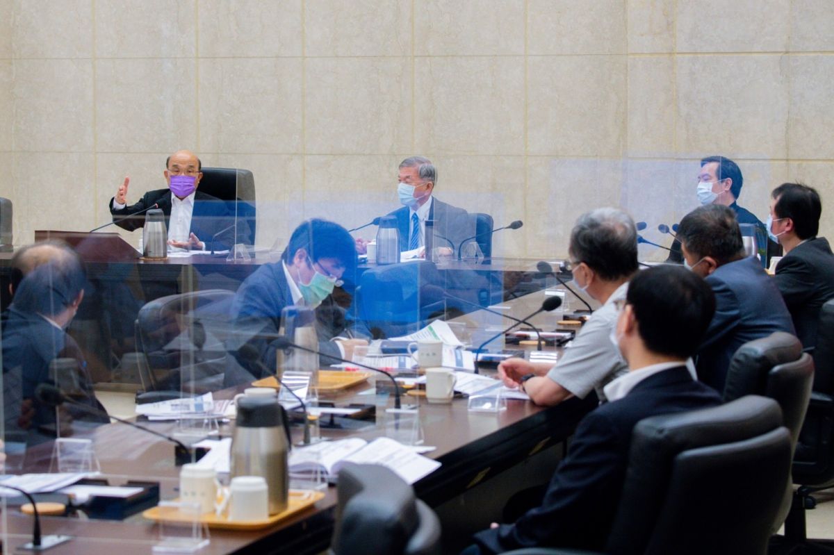 ▲行政院長蘇貞昌表示，民眾已有相當的公衛觀念，隨著疫情趨緩，部會應建立指引，讓外出消費的民眾得以遵行。（圖／行政院提供）