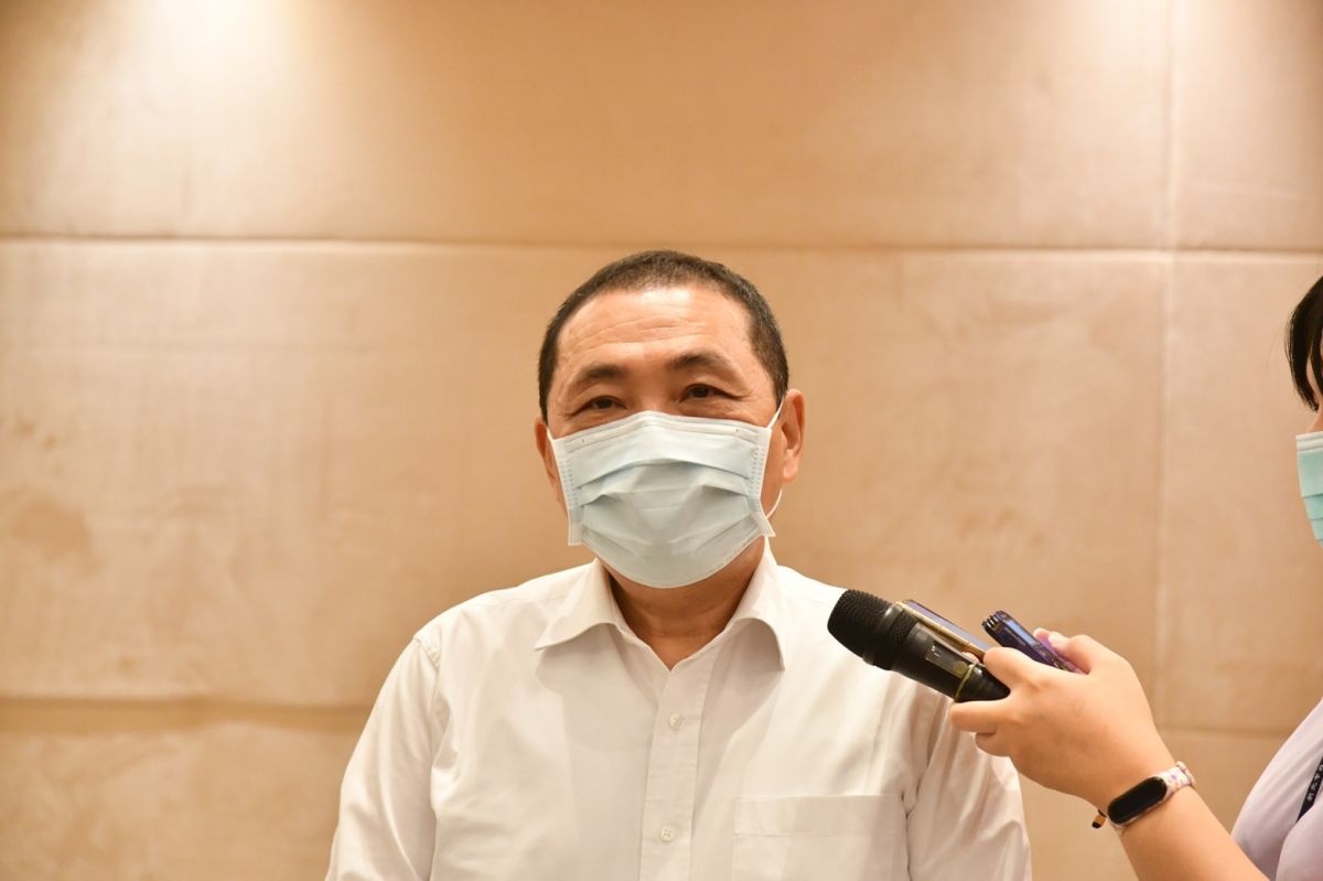 ▲侯友宜表示，目前疫情是穩的往下在走，會分梯次、分階段滾動式的檢討，「有部分可以開放的，會在今日再度做一個宣布！」（圖／新北市政府提供）