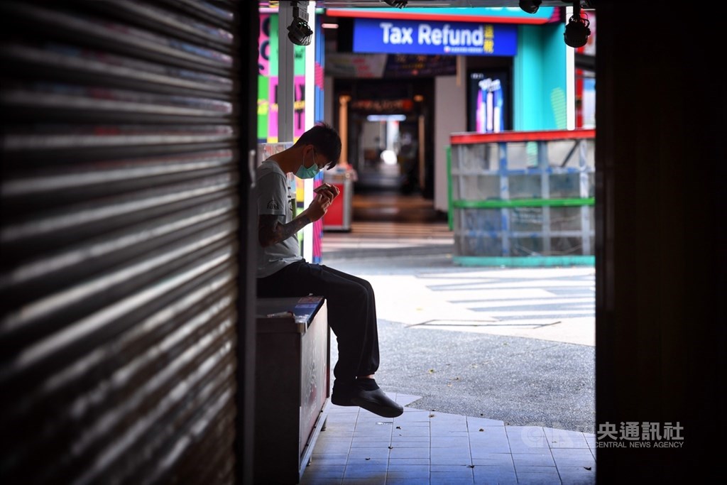 ▲勞動部9日公布最新減班休息（無薪假）統計，這期實施人數5.5萬人，較上期略減1355人。（圖/中央社）