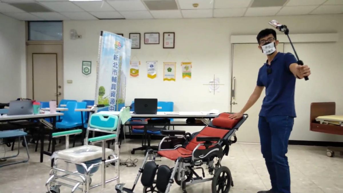 ▲疫情期間，新北市輔具資源中心利用遠距科技，為輔具需求者提供線上評估和核定的服務。（圖／新北市政府社會局提供）