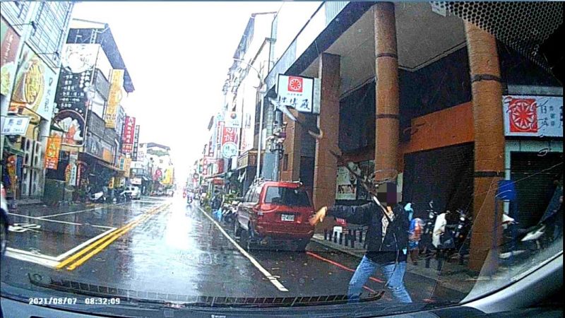 ▲婦人於風雨中攔下警車救助(圖/記者鄧力軍翻攝)