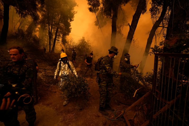 ▲希臘第2大島艾維亞島南部發生森林大火，當局出動數十名消防人員與數架滅火飛機。圖為不到兩週前的野火景象。（圖／美聯社／達志影像）