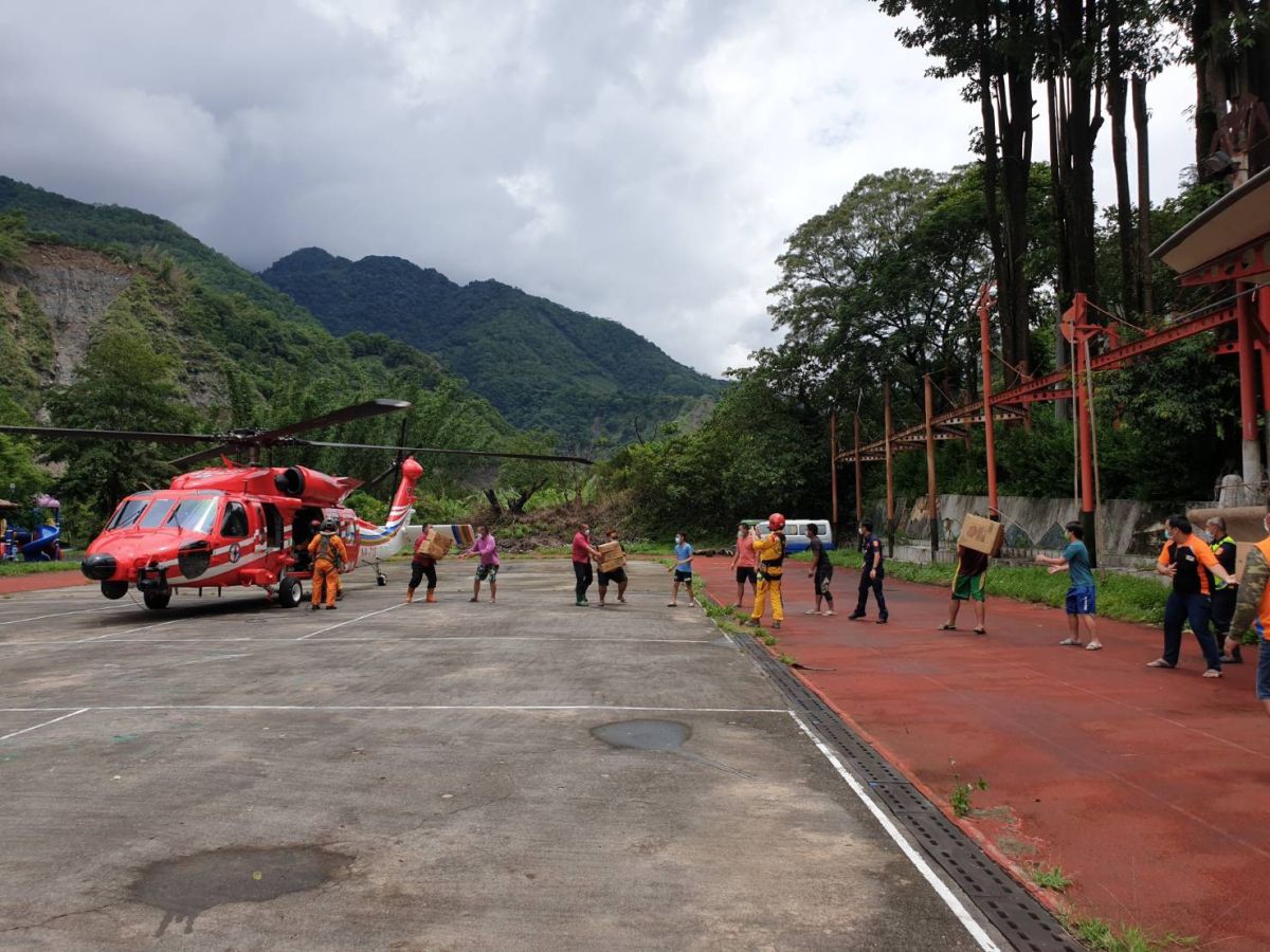 ▲高市府今天再度申請直升機由郭添貴副秘書長隨機，代表陳其邁前往慰問，並載送民生物資前往補給，並返航時載送3名病患就醫。（圖／高市府提供）