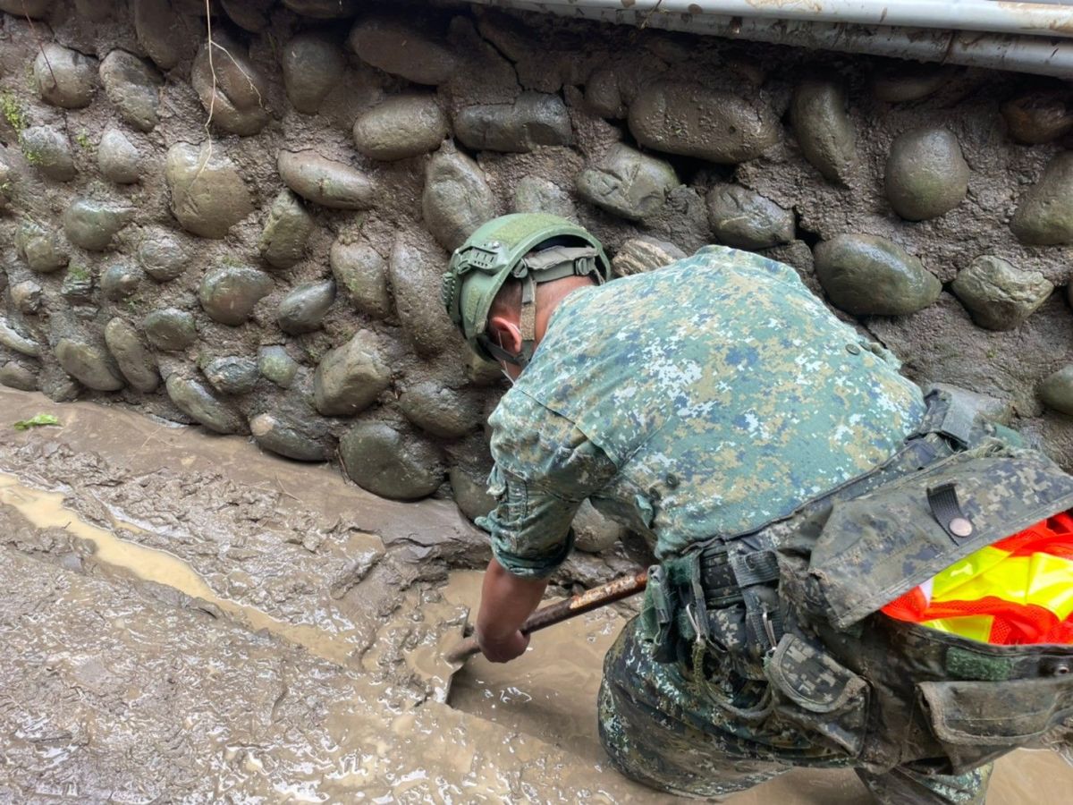 ▲第四作戰區今天持續投入南部災後復原狀況，官兵們豪不猶豫的跪地清除淤積，希望能盡早讓民眾恢復家園。(圖/第四作戰區提供)