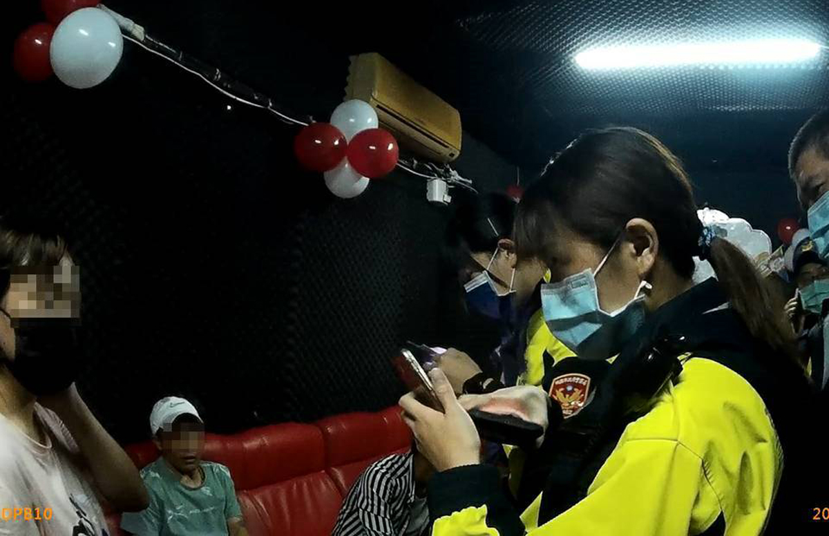 ▲桃警臨檢移工餐廳，發現有密室包廂違規營業。（圖／桃園分局提供）