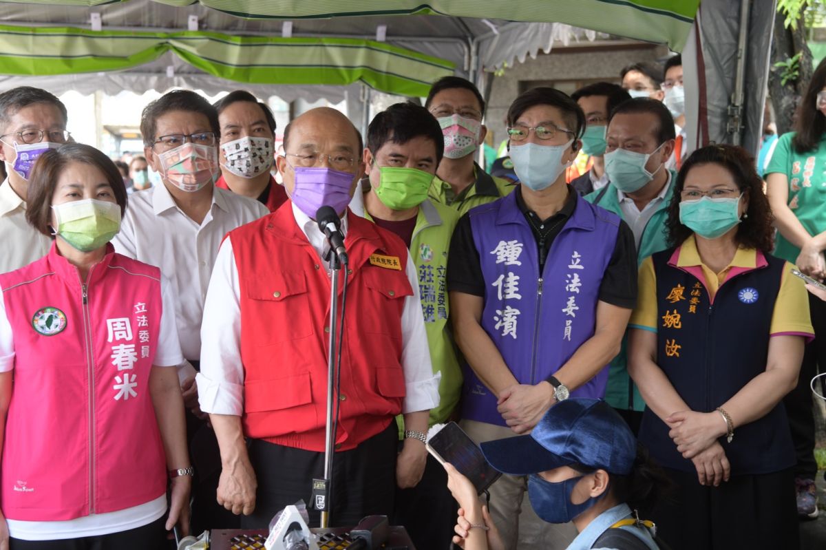 ▲蘇貞昌今日赴屏東勘災前受訪，再度針對5倍券等議題做出回應。（圖／行政院提供）