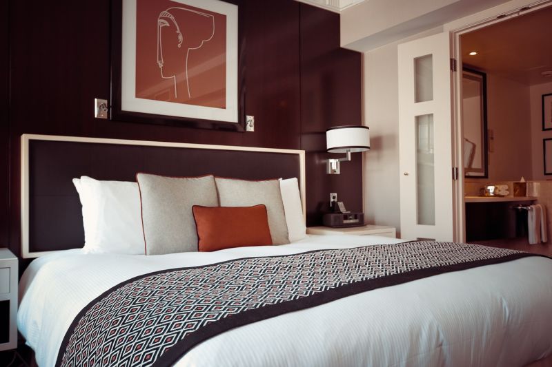 ▲「床尾巾」就是指在一般飯店的床鋪尾上的「布」。（示意圖／翻攝自Pixabay）