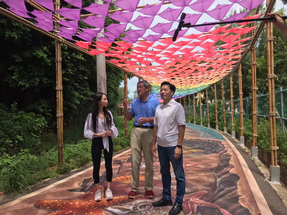 ▲網紅咪妃想在桃園買房，鄭寶清笑回「要來趕快來，以後我們的福利會愈來愈多」。（圖／鄭寶清服務處提供）