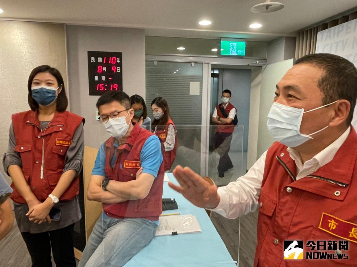 ▲新北市長侯友宜今（9）日在新北的防疫應變會議後，宣布新聞局長蔣志薇（左一）與觀光旅遊局長張愛晶2人的職務對調。（圖／記者陳志仁攝，2021.08.09）