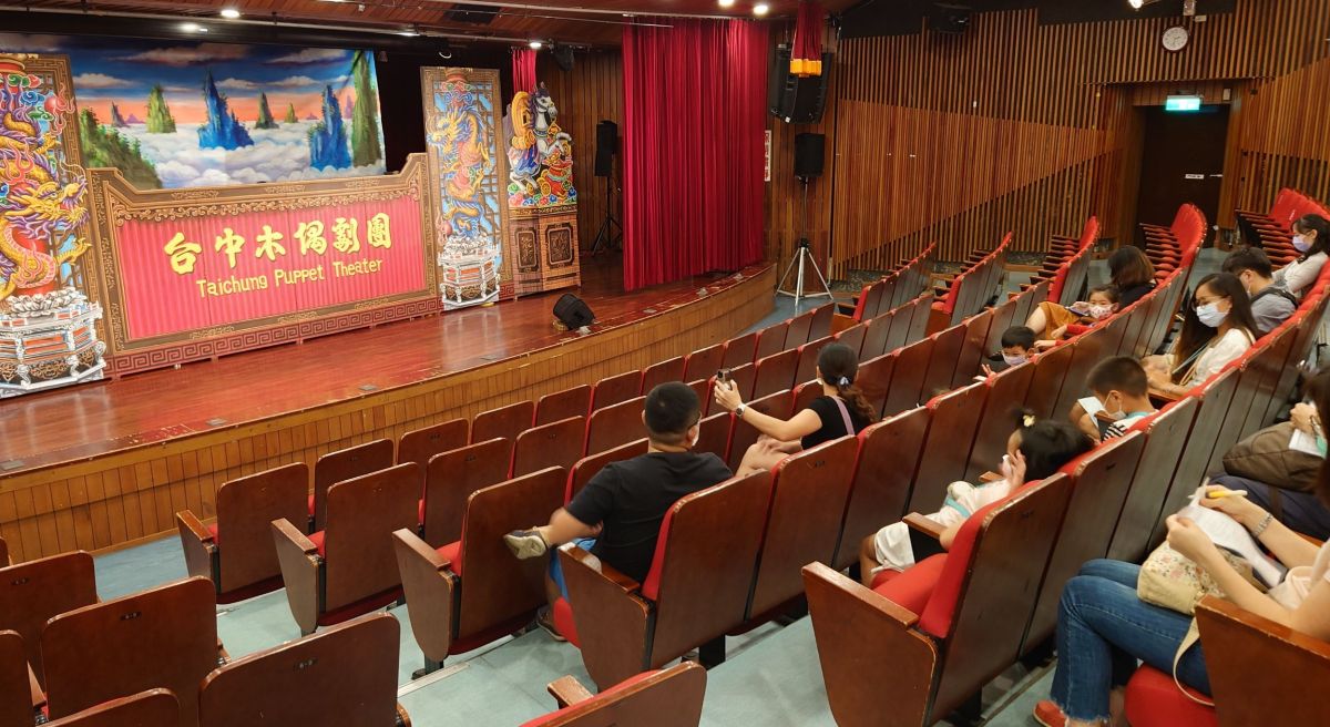 ▲臺中兒童藝術節開鑼，欣賞表演不忘防疫，文化局完全落實防疫指引，提供演出者與民眾安全觀賞環境。（圖 ／文化局提供）