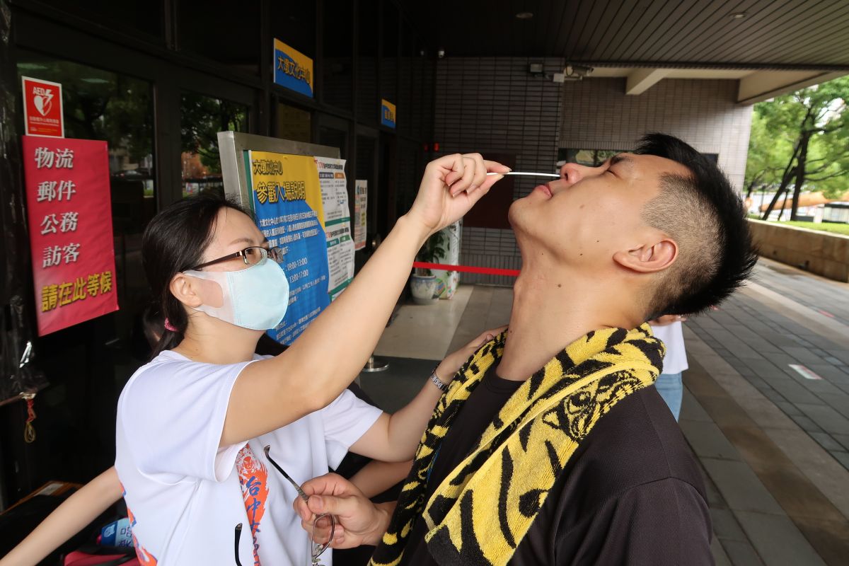 ▲中央流行疫情指揮中心今（30）日表示，啟動COVID-19社區加強監測方案，由基層診所提供公費COVID-19家用快篩試劑。（示意圖／NOWnews資料照）