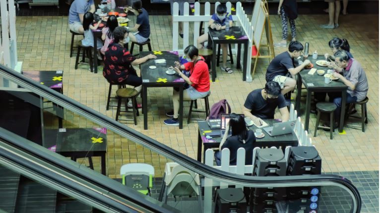 ▲新加坡確診人數不斷飆升，將於27日起加強防疫，包括限縮社交聚會最多2人、餐廳內用最多2人一組，以減緩病例增加速度。示意圖。（圖／shutterstock）