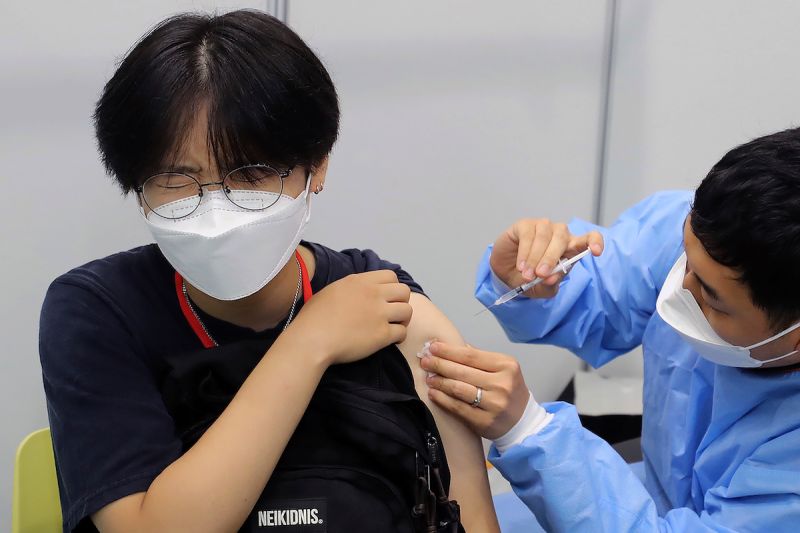 ▲韓國政府於9日首度開放國內18歲以上的所有成年人預約接種，以遏止疫情繼續攀升。（圖／美聯社／達志影像）