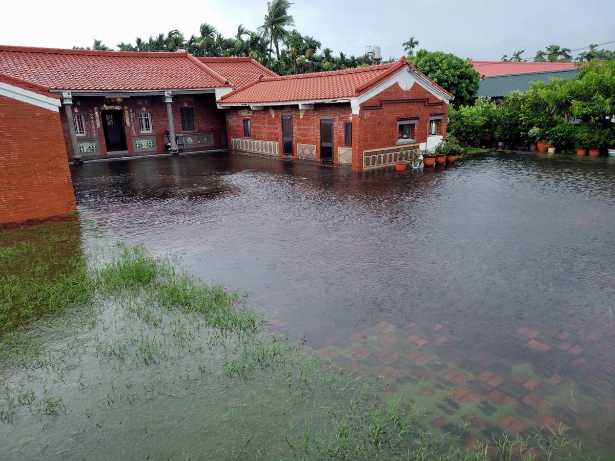 ▲屏東縣佳冬鄉單日累積超過300毫米，大同村武丁路三合院民眾因大雨積水受困。（圖／屏東縣警局分枋寮局提供, 2021.08.09）