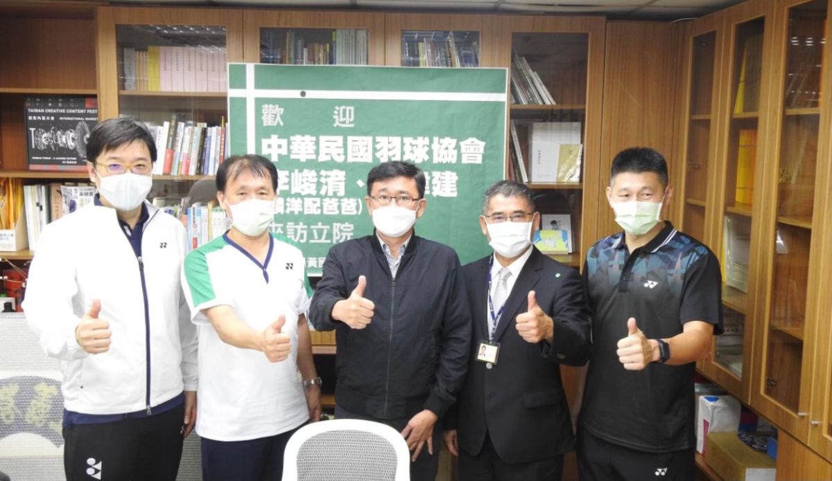 ▲ (左起)羽協理事長張國祚、李洋父親李峻淯、立委黃國書、土銀副總經理曾學智等人。（圖／中華羽協提供）