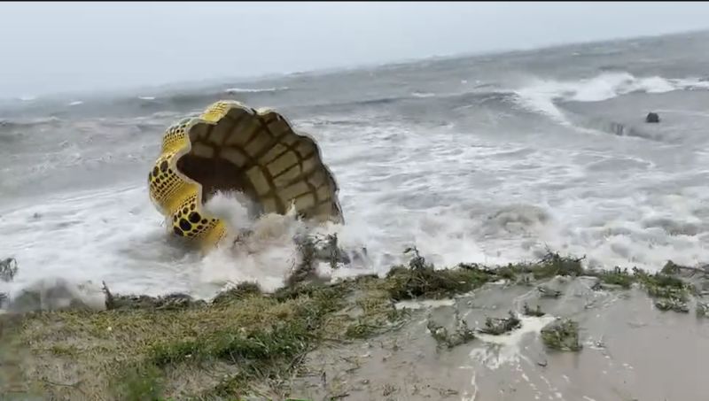 盧碧狂襲日本！草間彌生「南瓜」遭大浪捲入海中
