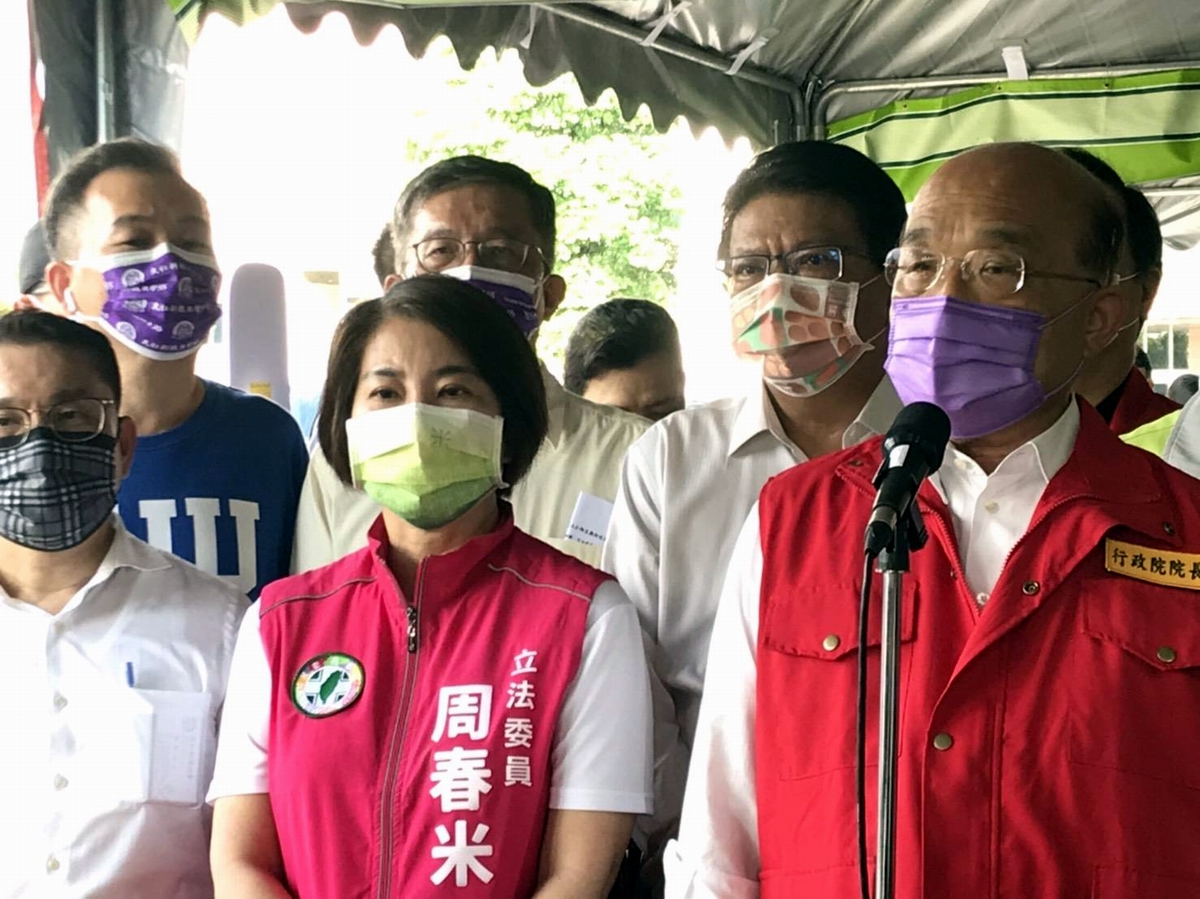 ▲行政院長蘇貞昌偕同經濟部王美花部長、行政院發言人羅秉成、行政院秘書長李孟諺等人，今天至屏東視察。（圖／屏東縣政府提供, 2021.08.09）