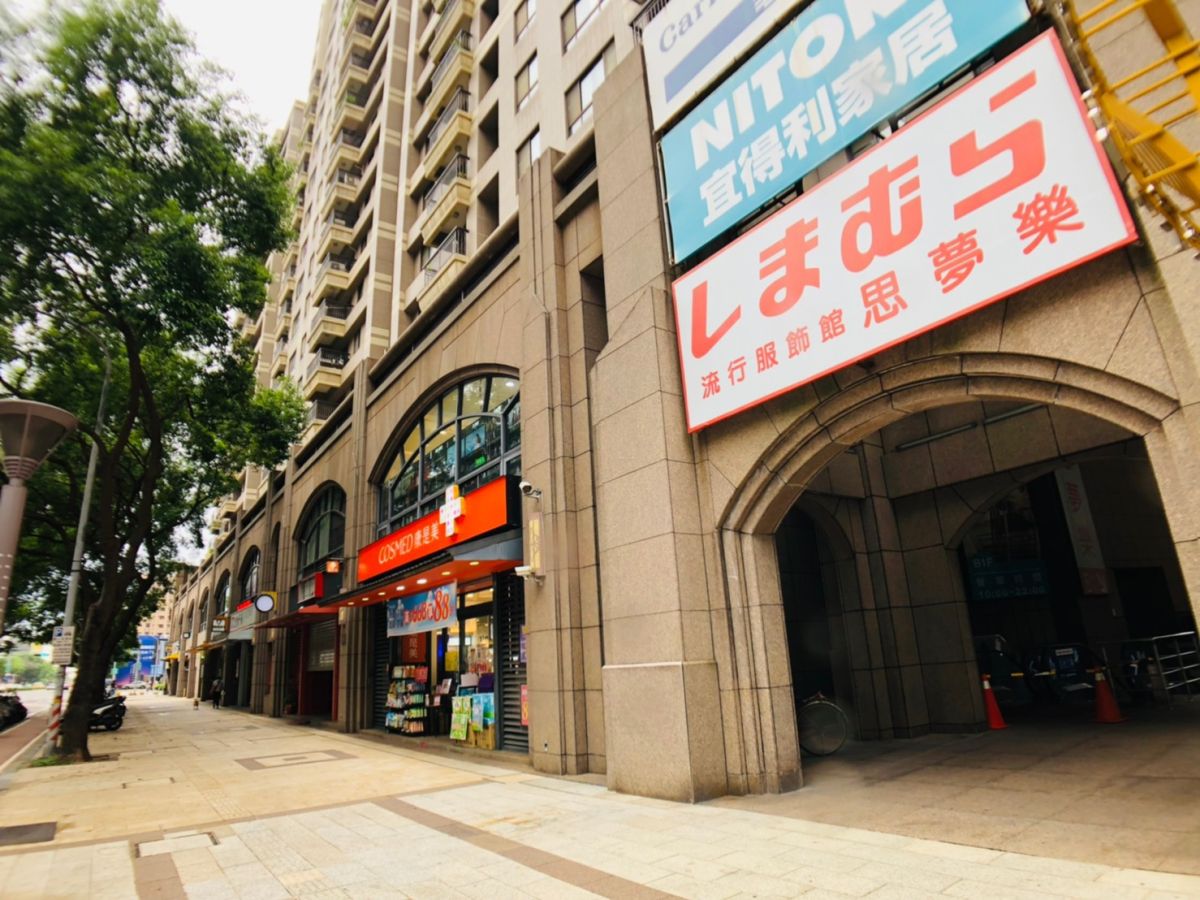 ▲林口家樂福商圈生活機能到位，又有優良學區，吸引年輕家庭入住。（圖／NOWnews資料照片）