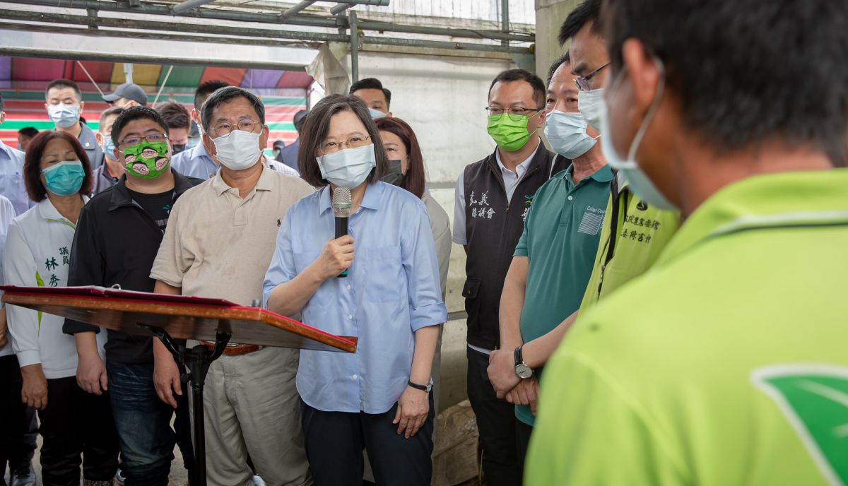 ▲總統蔡英文今日赴雲林、嘉義勘災，現場指示農委會應從優、從速、從簡助農民復耕。（圖／總統府提供）
