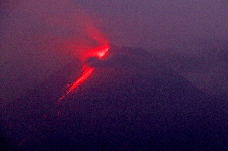 ▲印尼最活躍的火山梅拉比再度噴發。資料照。（圖／美聯社／達志影像）
